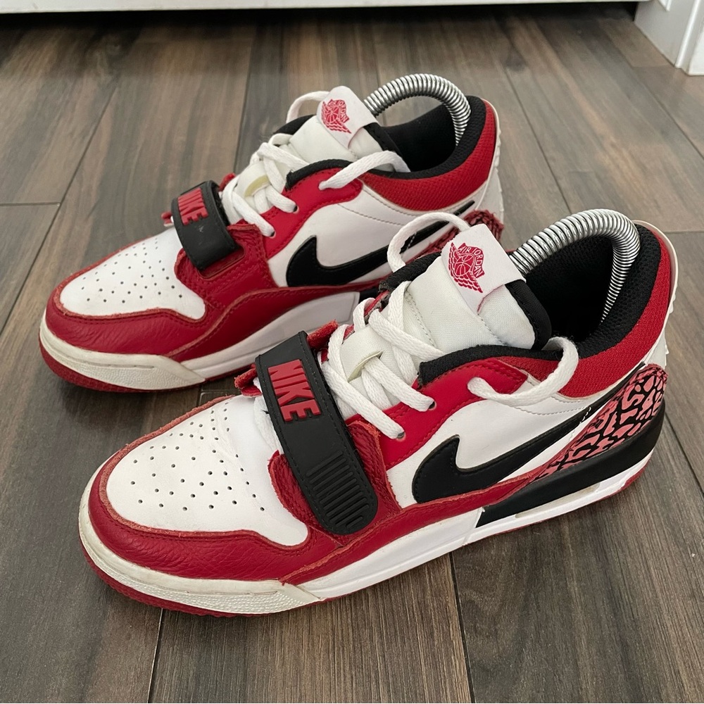 Jordan Legacy 312 Chigaco Red, Kids Size 5Y